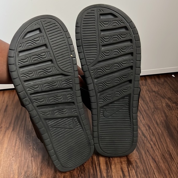 BLACK NIKE 2 STRAP SLIDES - Picture 4 of 4